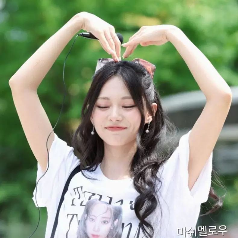 TZUYU (TWICE) 100% COTTON SHIRT (white and black)